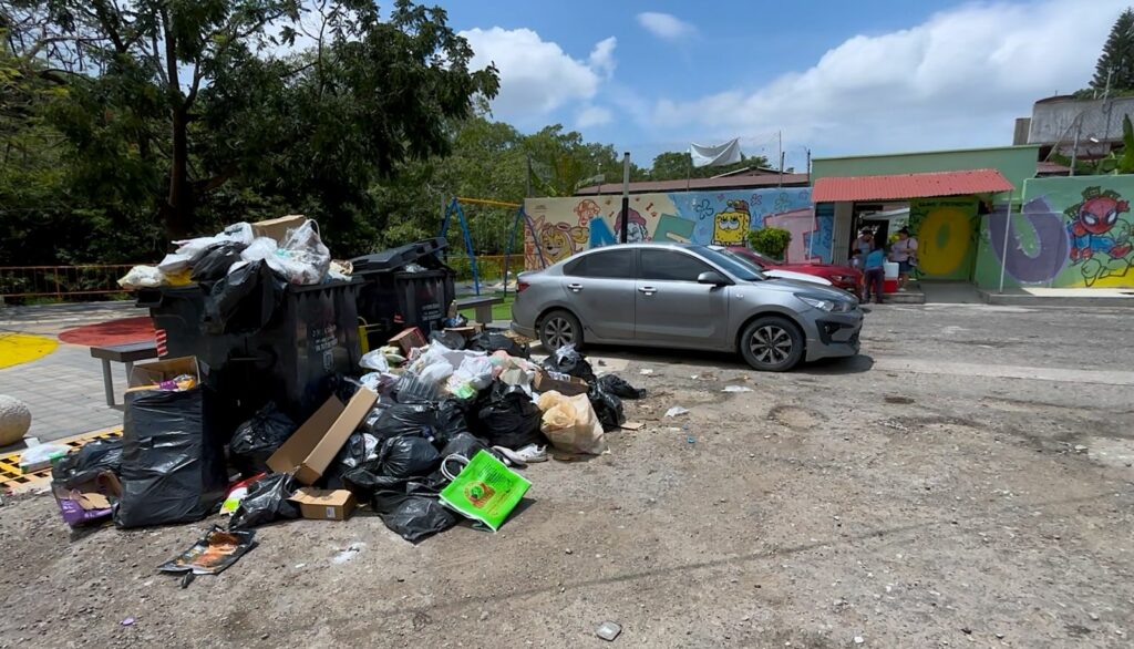 Vecinos reportaron desbordamiento de basura cerca de un kínder.