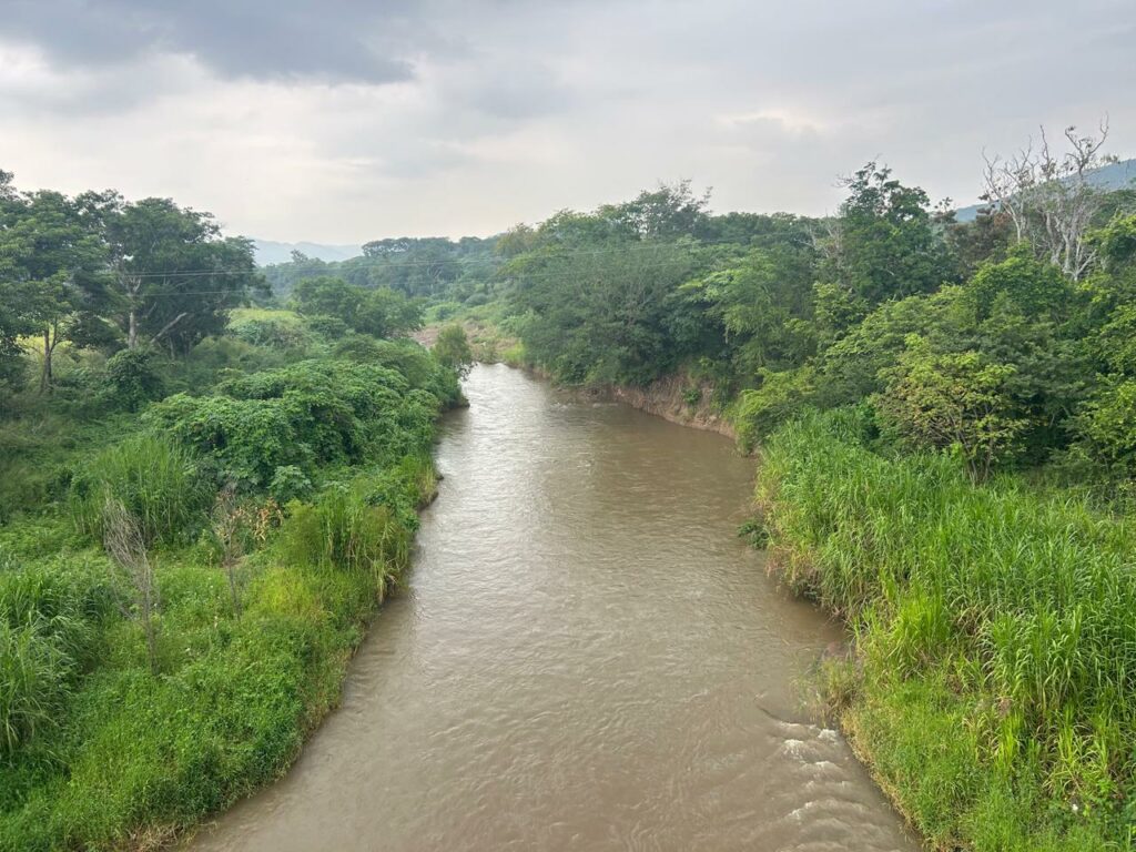 Defienden río Santo Domingo ante daños ambientales.