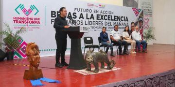 El gobernador resaltó la importancia de fortalecer la educación en Chiapas.