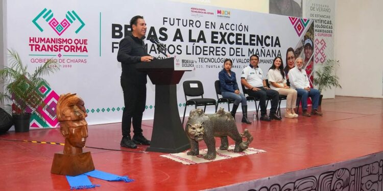 El gobernador resaltó la importancia de fortalecer la educación en Chiapas.