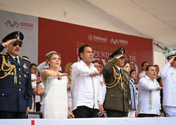 Miles de familias se reunieron en la capital para celebrar el desfile cívico-militar.