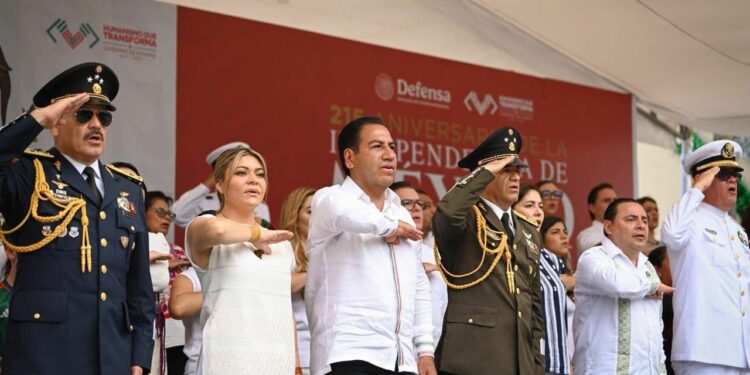 Miles de familias se reunieron en la capital para celebrar el desfile cívico-militar.