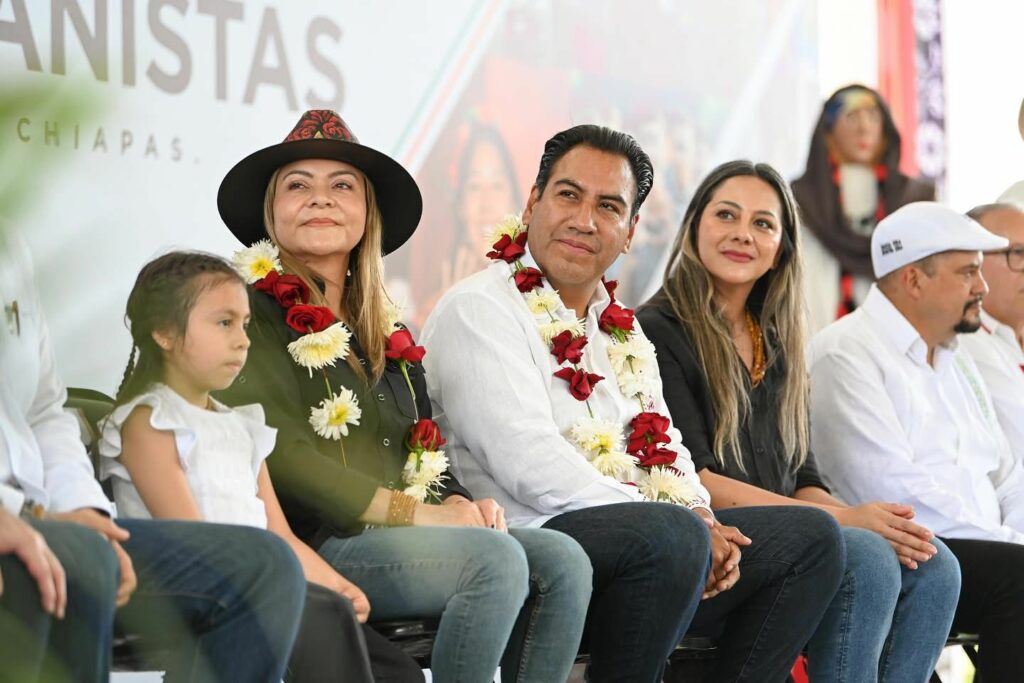 Gobernador inauguró obras, entregó becas y apoyos en municipios.