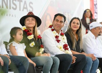 Gobernador inauguró obras, entregó becas y apoyos en municipios.