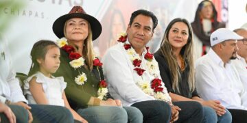 Gobernador inauguró obras, entregó becas y apoyos en municipios.