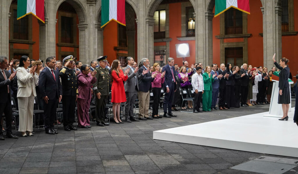 Por primera vez en los informes del Gobierno de la República, marcando un sello propio, la presidenta mencionó los nombres de todos los integrantes de su equipo cercano de trabajo.