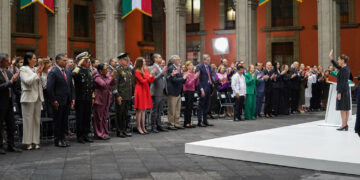 Por primera vez en los informes del Gobierno de la República, marcando un sello propio, la presidenta mencionó los nombres de todos los integrantes de su equipo cercano de trabajo. 