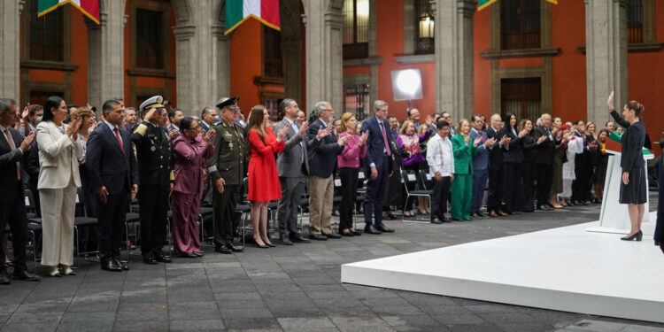 Por primera vez en los informes del Gobierno de la República, marcando un sello propio, la presidenta mencionó los nombres de todos los integrantes de su equipo cercano de trabajo. 