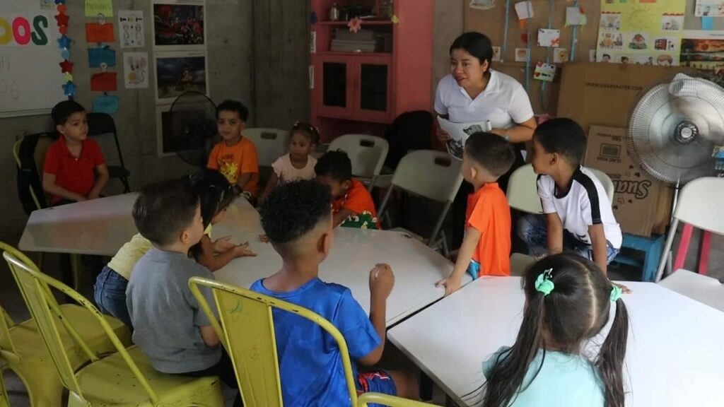 Menores de distintos países iniciaron ciclo escolar en Chiapas.