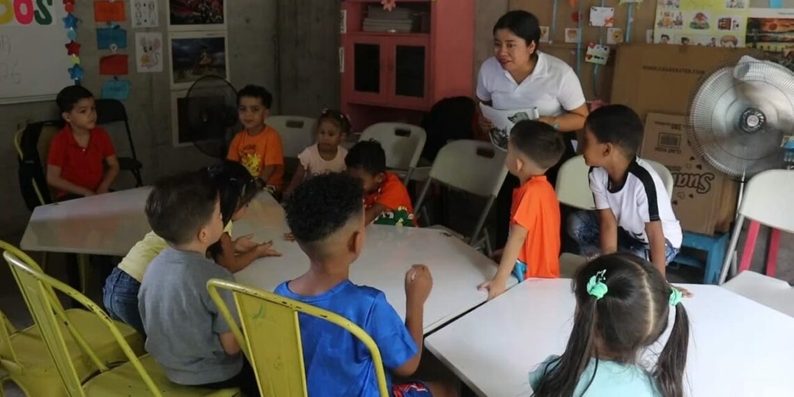 Menores de distintos países iniciaron ciclo escolar en Chiapas.