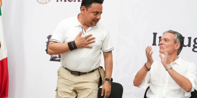 Moreno Guillén celebró apertura del Centro Multiservicios de la Comar.