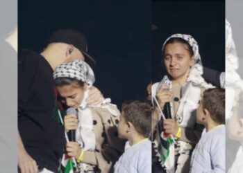 Durante su concierto en el Zócalo, René Pérez “Residente” subió al escenario a una familia refugiada palestina, entre ellos una joven llamada Alma.
