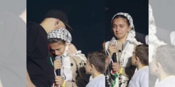 Durante su concierto en el Zócalo, René Pérez “Residente” subió al escenario a una familia refugiada palestina, entre ellos una joven llamada Alma.