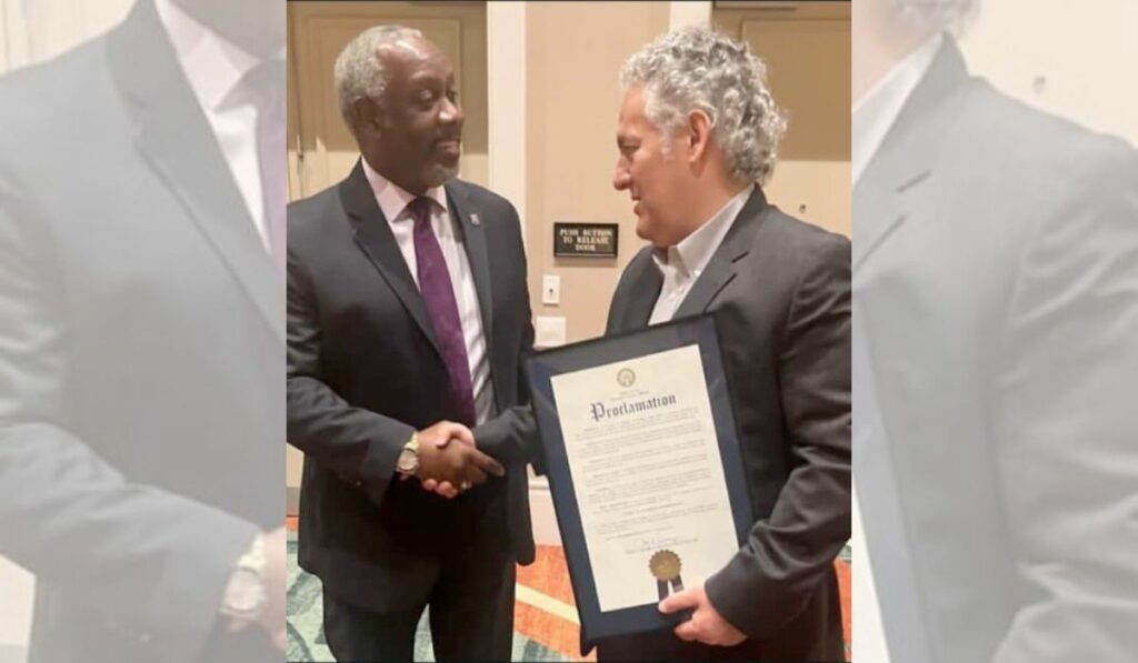 El exgobernador fue homenajeado en Estados Unidos con la proclamación del “Día del Cónsul Juan Sabines”. Mientras el Condado de Orange lo distingue, en su tierra persiste el peso de los miles de millones que dejó su desastrosa administración. 