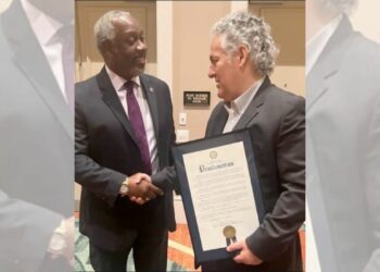 El exgobernador fue homenajeado en Estados Unidos con la proclamación del “Día del Cónsul Juan Sabines”. Mientras el Condado de Orange lo distingue, en su tierra persiste el peso de los miles de millones que dejó su desastrosa administración. 