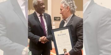 El exgobernador fue homenajeado en Estados Unidos con la proclamación del “Día del Cónsul Juan Sabines”. Mientras el Condado de Orange lo distingue, en su tierra persiste el peso de los miles de millones que dejó su desastrosa administración. 