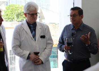 Profesionales de la salud reflexionaron sobre su vocación, los retos de la medicina y el impacto de la inteligencia artificial.