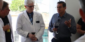 Profesionales de la salud reflexionaron sobre su vocación, los retos de la medicina y el impacto de la inteligencia artificial.