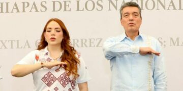 Durante su sexenio, Chiapas vivió años oscuros, marcados por la violencia, los asesinatos y las desapariciones. Fueron tiempos de masacres silenciadas, cuerpos colgados, carreteras tomadas por el crimen, y una institucionalidad reducida al discurso.