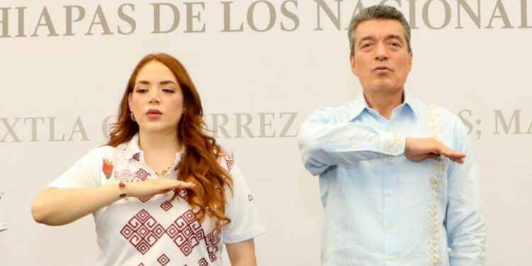 Durante su sexenio, Chiapas vivió años oscuros, marcados por la violencia, los asesinatos y las desapariciones. Fueron tiempos de masacres silenciadas, cuerpos colgados, carreteras tomadas por el crimen, y una institucionalidad reducida al discurso.