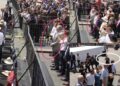 La escena fue capturada desde distintos ángulos por asistentes y reporteros al evento de la presidenta Claudia Sheinbaum en el Zócalo de la CDMX.