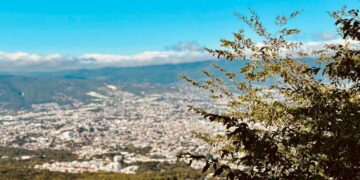 A veces pienso que gobernar Tuxtla sin conocerla es una forma sofisticada de analfabetismo. Un analfabetismo territorial: saben leer cifras, pero no calles; interpretan gráficas, pero no rostros.
