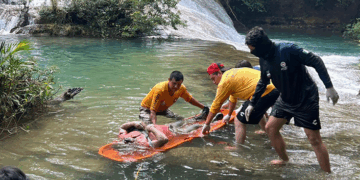 El cuerpo fue hallado a la orilla del afluente Bascán; autoridades ejidales y brigadistas de Protección Civil, participaron en el operativo.