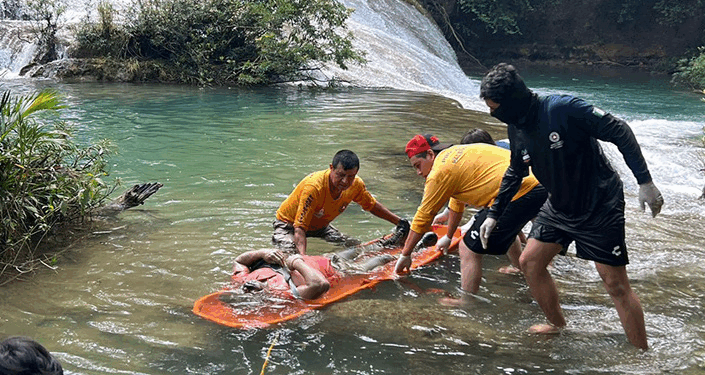 El cuerpo fue hallado a la orilla del afluente Bascán; autoridades ejidales y brigadistas de Protección Civil, participaron en el operativo.