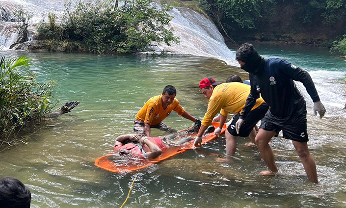 El cuerpo fue hallado a la orilla del afluente Bascán; autoridades ejidales y brigadistas de Protección Civil, participaron en el operativo.