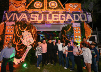 El gobernador convivió con familias en la velada del Día de Muertos.