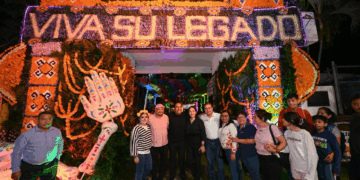 El gobernador convivió con familias en la velada del Día de Muertos.