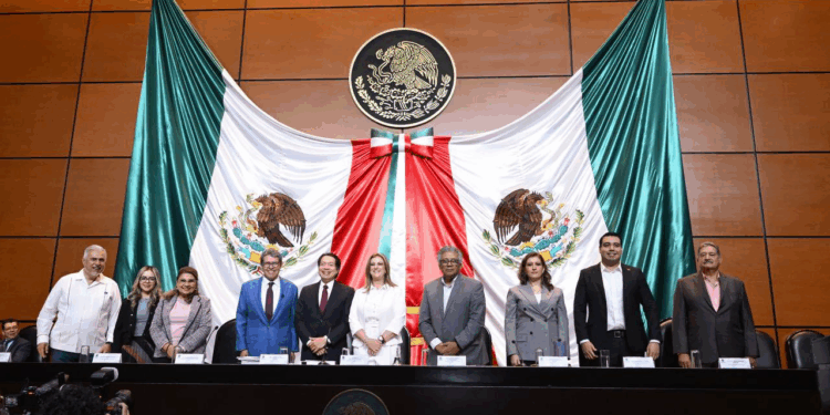 La política educativa que se presenta en este contexto adquiere especial relevancia por ser promovida desde una instancia de enorme peso, como lo es la Presidencia de la República. 