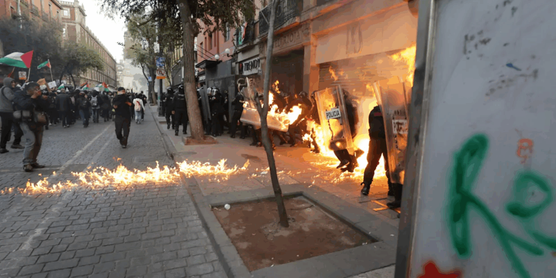 La hostilidad en redes sociales y otros espacios digitales, en este sentido, parece orientada a silenciar voces que involucran a personajes que ocultaron la información de la inseguridad y la complicidad que durante años se ocultó, negó o se confabuló con el crimen organizado.