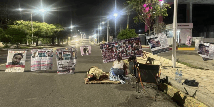 Piden a Ángel Torres que rinda cuentas por agresiones durante intento de desalojo.