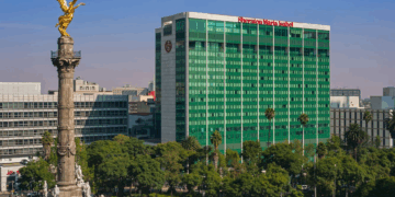 Se construyó en 1962, a expensas del millonario boliviano Antenor Patiño, más conocido como “rey del estaño”.