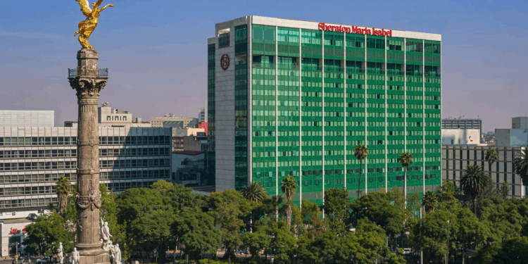 Se construyó en 1962, a expensas del millonario boliviano Antenor Patiño, más conocido como “rey del estaño”.