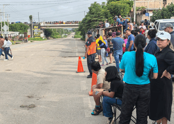 Vehículos estuvieron a punto de accidentarse al pasar los topes sin señalamientos.