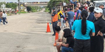 Vehículos estuvieron a punto de accidentarse al pasar los topes sin señalamientos.