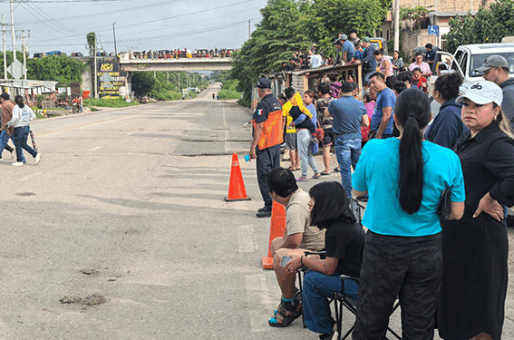 Vehículos estuvieron a punto de accidentarse al pasar los topes sin señalamientos.