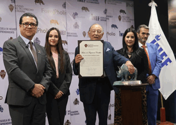 El doctor Javier Castellanos recibió el Galardón Rinoceronte.