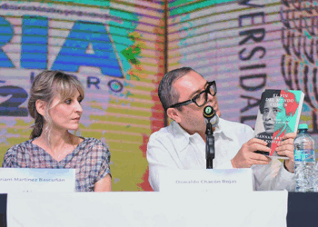 La politóloga Marian Martínez Bascuñán presentó su ensayo en la FIL UNACH ante un nutrido auditorio.