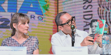 La politóloga Marian Martínez Bascuñán presentó su ensayo en la FIL UNACH ante un nutrido auditorio.