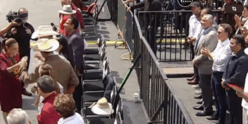 Durante el acto del domingo, la presidenta colocó en segunda fila a figuras como López Hernández, “Andy” López Beltrán, Velasco Coello, Ricardo Monreal y Luisa Alcalde.