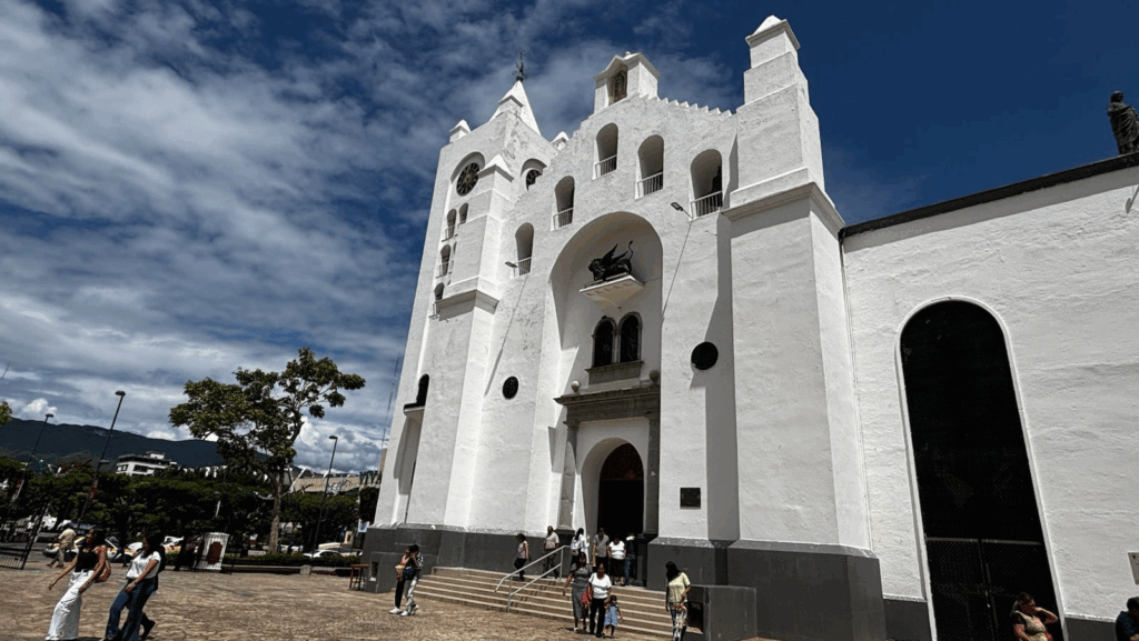 Delincuentes accedieron a números de miembros del arquidiócesis, para intentar extorsionar a algunos fieles.