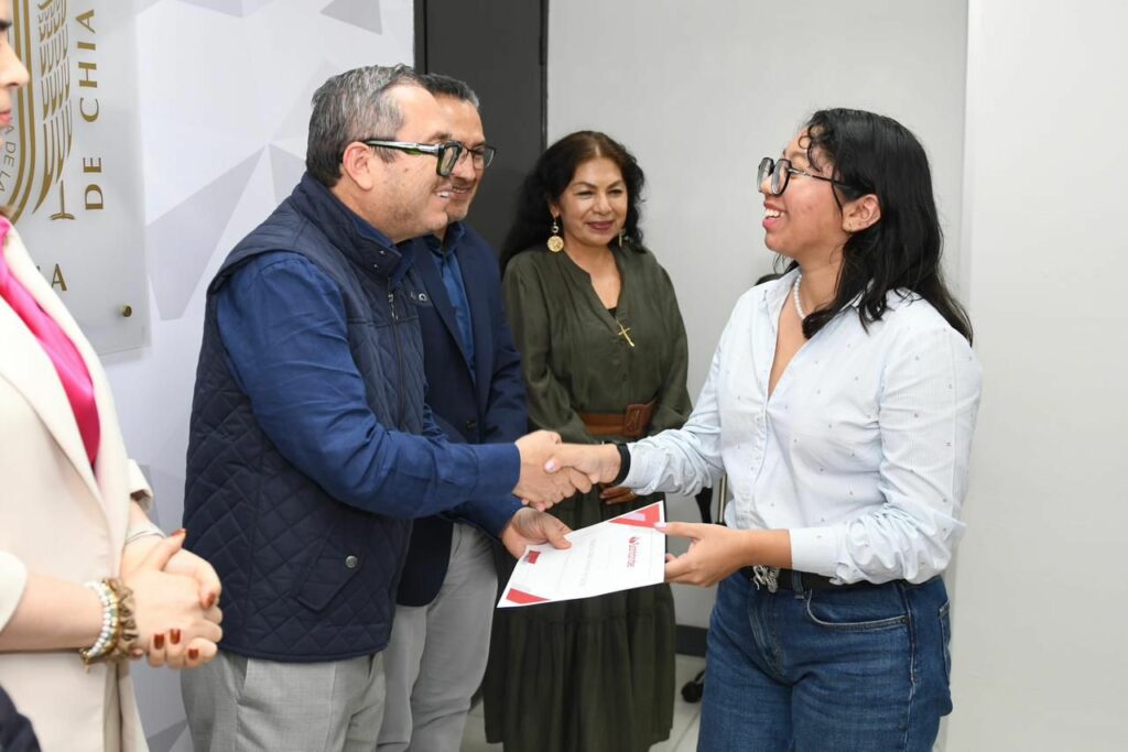 El banco y la Benemérita universidad premiaron a seis jóvenes por excelencia y manutención académica.