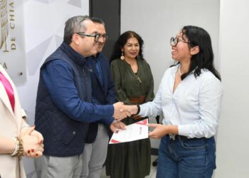 El banco y la Benemérita universidad premiaron a seis jóvenes por excelencia y manutención académica.