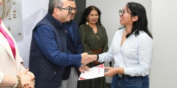 El banco y la Benemérita universidad premiaron a seis jóvenes por excelencia y manutención académica.