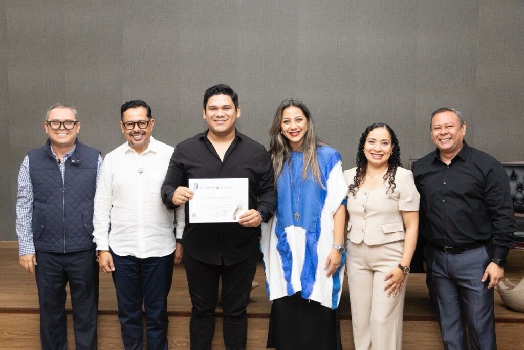 Entregan constancias a egresados del Diplomado en Periodismo Asistido por IA.