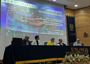 Oswaldo Chacón coordinó mesa de trabajo sobre gobernanza y tecnología educativa a distancia.