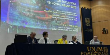 Oswaldo Chacón coordinó mesa de trabajo sobre gobernanza y tecnología educativa a distancia.